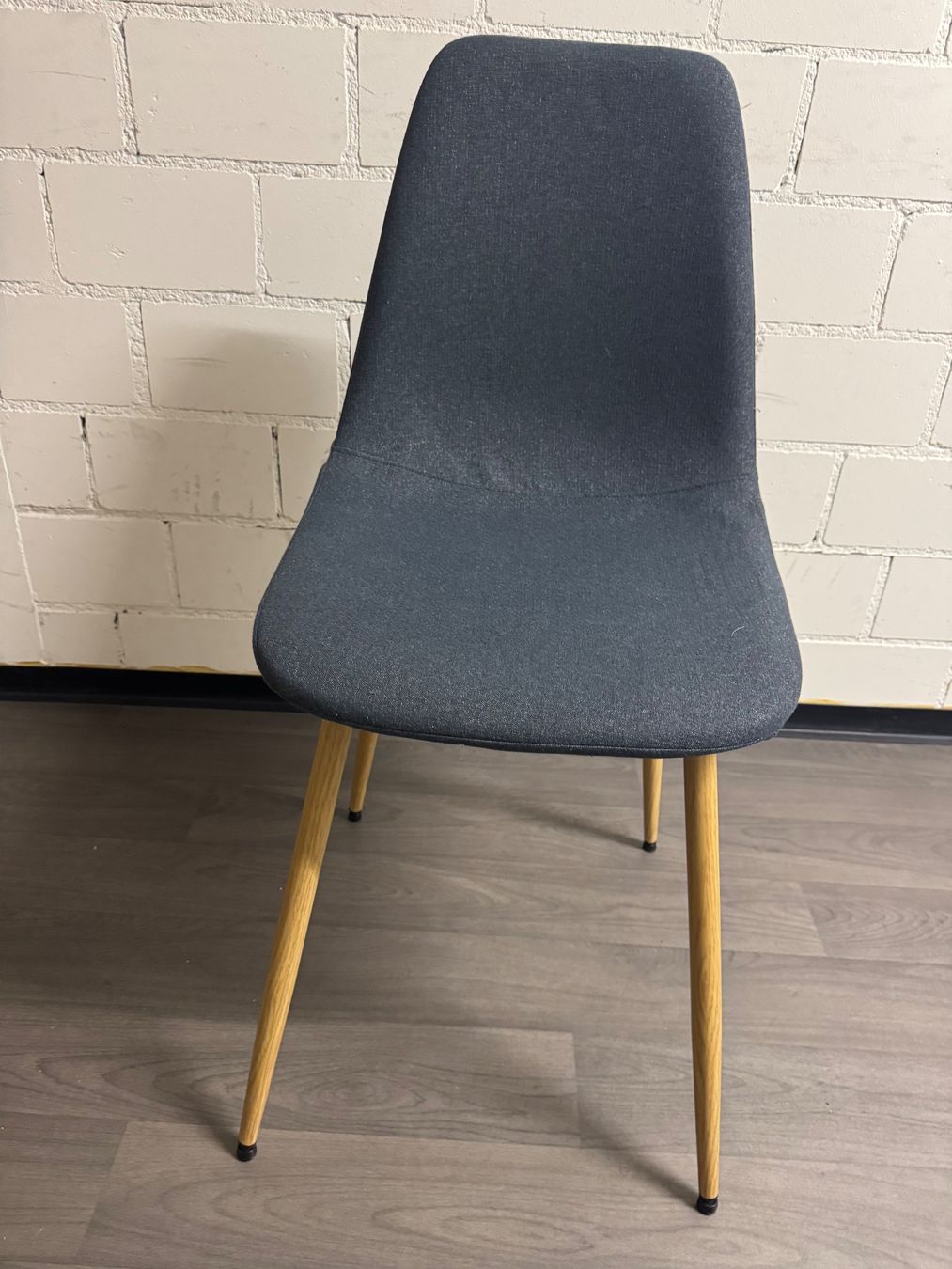 Stühle: Two Dining Chairs: Dark Grey Fabric & Oak-Look Legs x2 – Gebraucht aus Zürich von let_l7hl