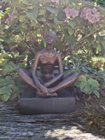 Skulptur sitzende Frau Bronzeoptik