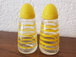 Set sel et poivre en verre, rayures jaunes, USA