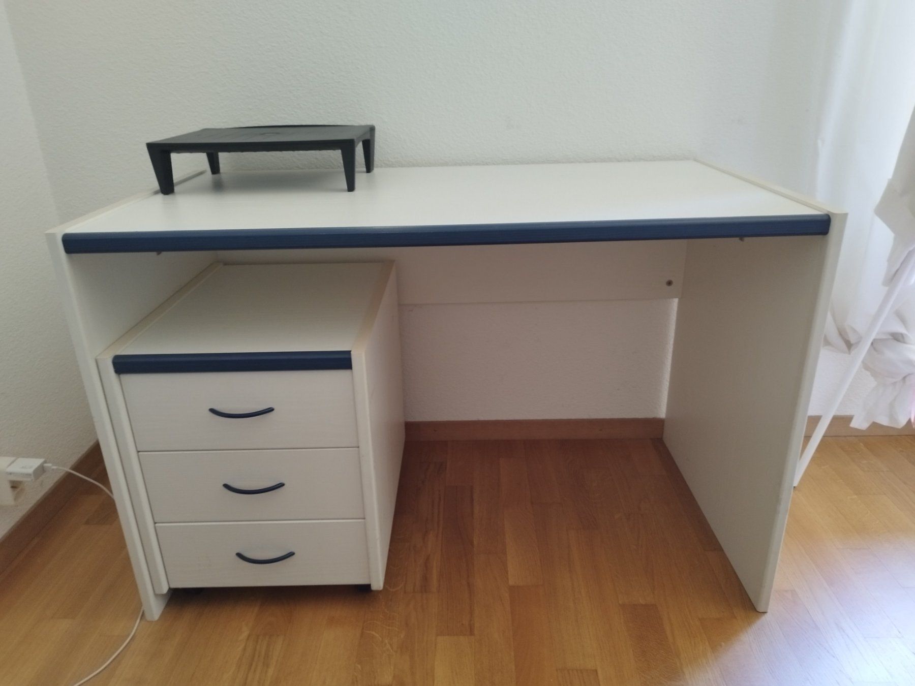 Scrivanie: Table de bureau avec tiroir à roulettes – Usato da Gland venduto da nic_kc99