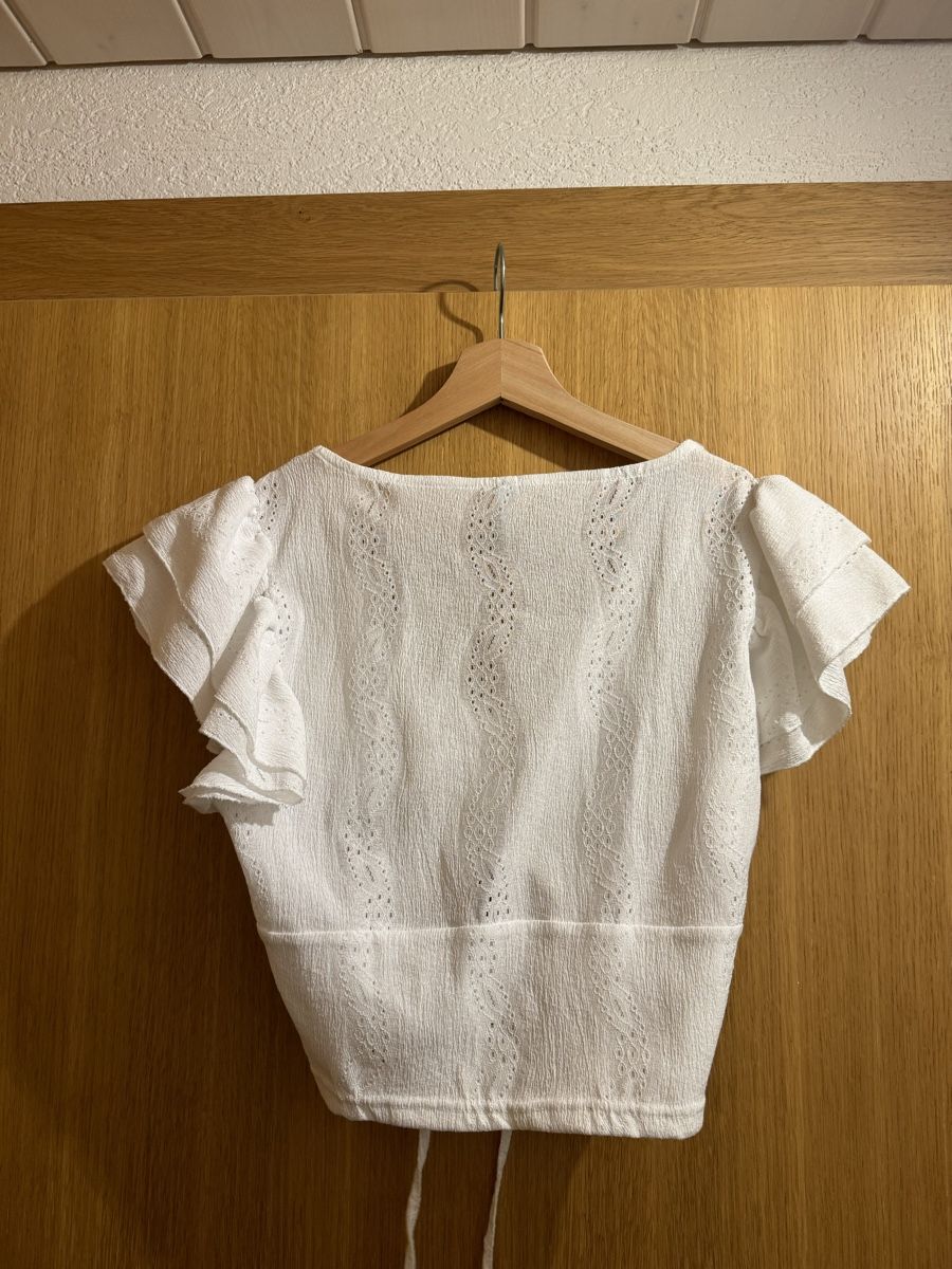 Tops: Weisses Oberteil – Gebraucht aus Grindelwald von Loredana_Crescente 1
