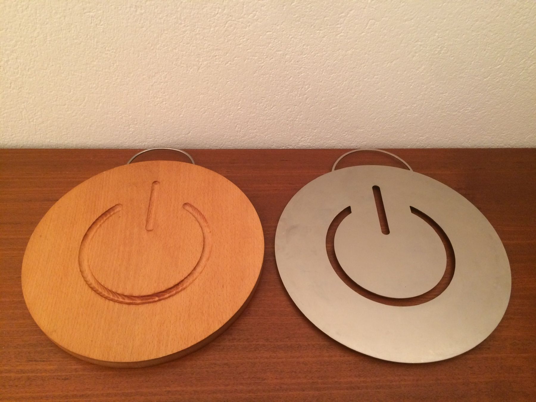 Elettrodomestici da cucina: Power Button Holz Schneidebrett + Edelstahl Untersetzer – Usato da Zürich venduto da Vintagewiesel