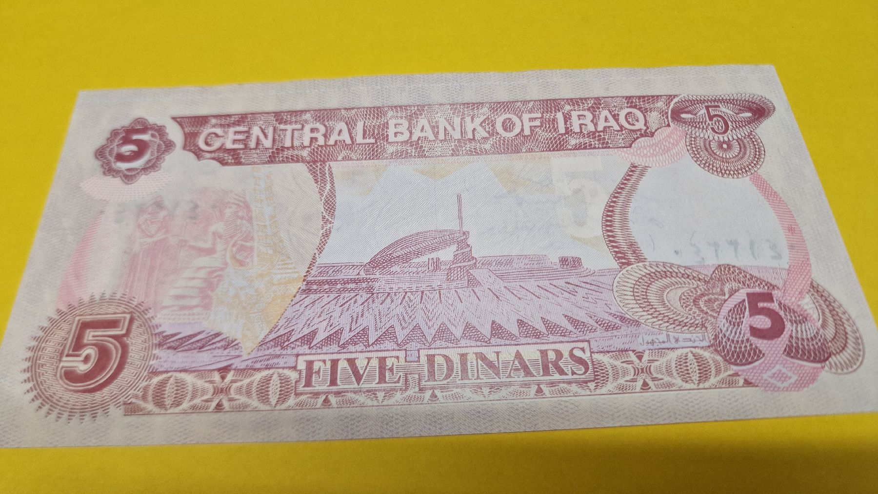 Banknoten: Irak 5 Dinar Banknote mit Saddam Hussein, Top – Neu und originalverpackt aus Herisau von Antiques.AR 1