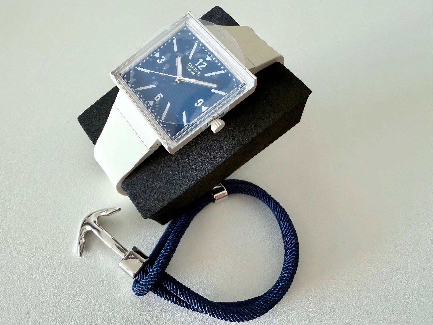 Swatch Orologi: SWATCH "WHAT IF...TARIFFS?“ 39% + Anchor blue cord bracelet – Nuovo (secondo la descrizione) da Le Mont-sur-Lausanne venduto da LycaGallery