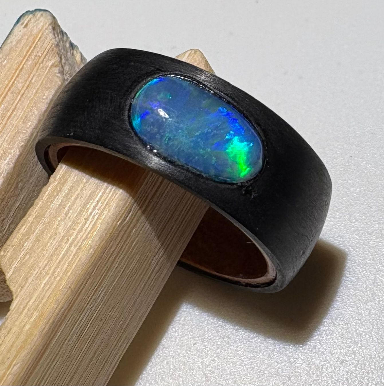 Anelli: Opal Ring Holz/Carbon, Gr.55 Lightning Ridge Australien – Nuovo (secondo la descrizione) da Wilen b. Wil venduto da Tschirio 2