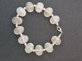 Armband ovalen Steinen und silberfarbenen Elementen