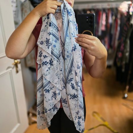Sommerlicher Schal mit Blumenmuster, neuwertig, leicht