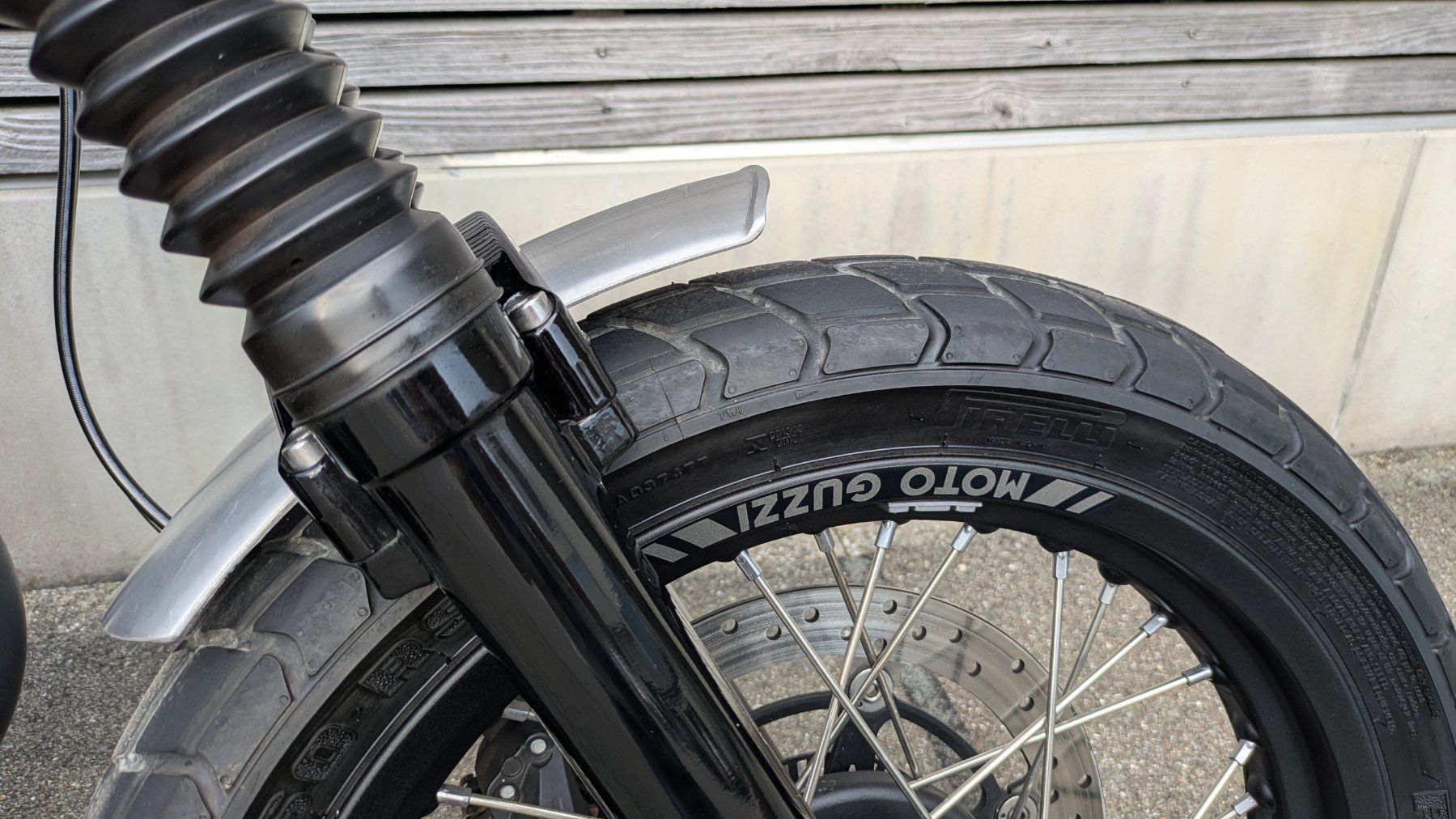 Moto Guzzi Route: *** Einmalig schöne Moto Guzzi V7 Rough *** – D'occasion à Richterswil par universeONE 7
