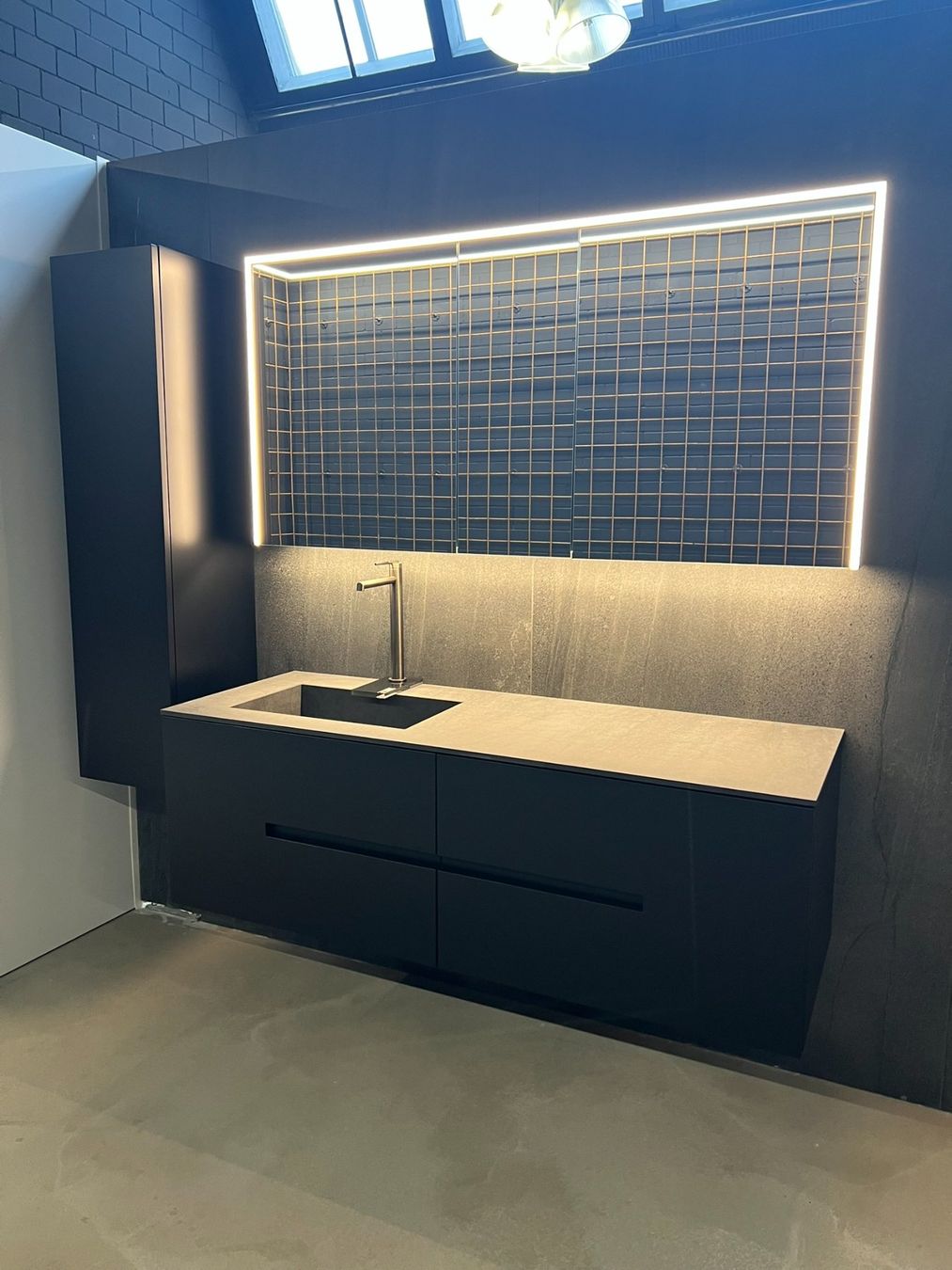 Mobili per bagno: Waschtisch mit Keramikabdeckung ein Ausstellungsstück – Nuovo (secondo la descrizione) da Rüttenen venduto da eugenio_s
