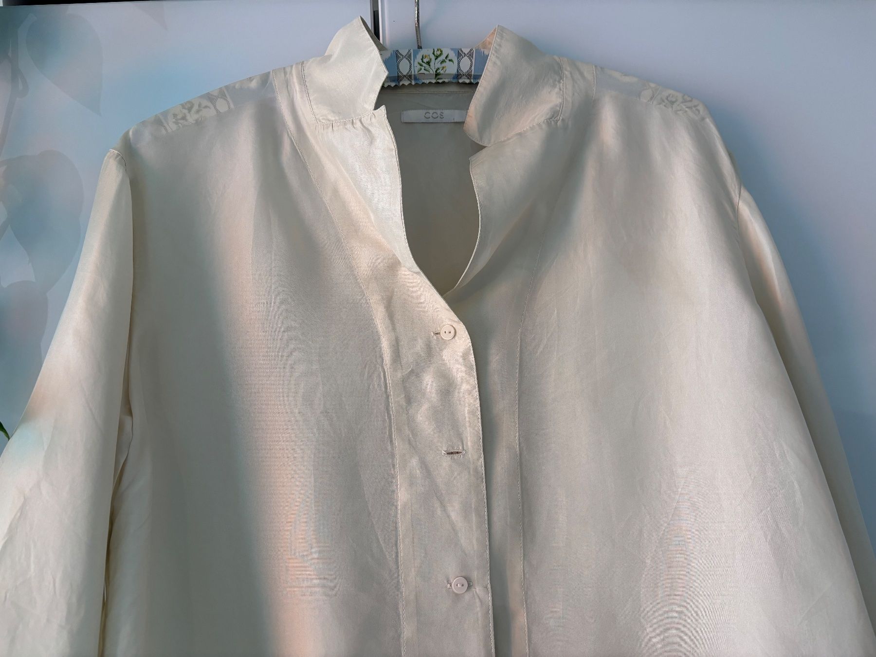 Cos Blusen: COS Seidenbluse in off-White Gr. 40 – Gebraucht aus Zürich von missmodernage 1