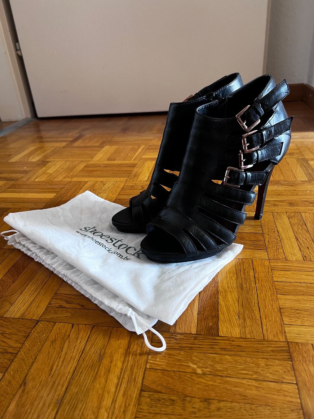 Scarpe da donna: Black leather heels – Nuovo (secondo la descrizione) da Genève venduto da bri_cf58