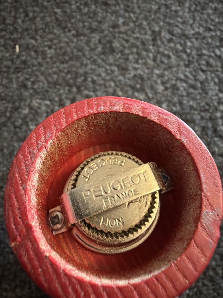 Elettrodomestici da cucina: Peugeot Pfeffermühle, Schweizer Modell, rot – Usato da Thun venduto da BanjoDan 2