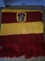 Lot des 2 éditions d'écharpes Gryffondor Harry Potter.