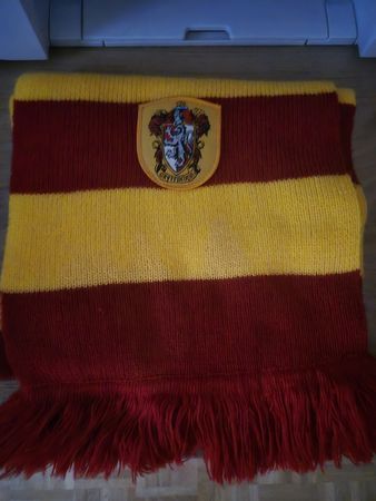 Lot des 2 éditions d'écharpes Gryffondor Harry Potter.