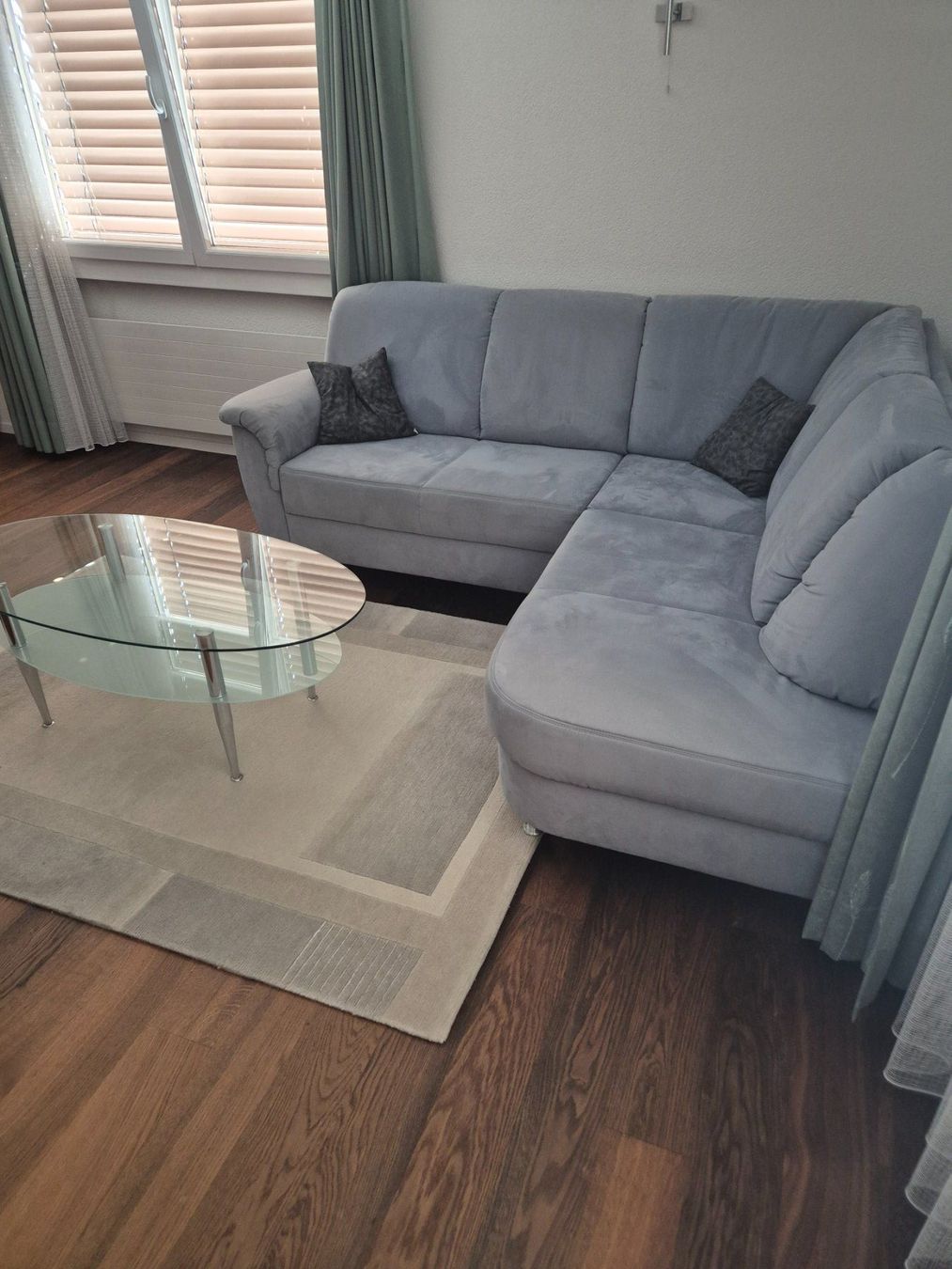 Sofas: Ecksofa mit Tisch und Teppich – D'occasion à Huttwil par Nadano 1