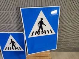 Plexiglas Wandschild Strassenschild Fussgänger rechts, blau