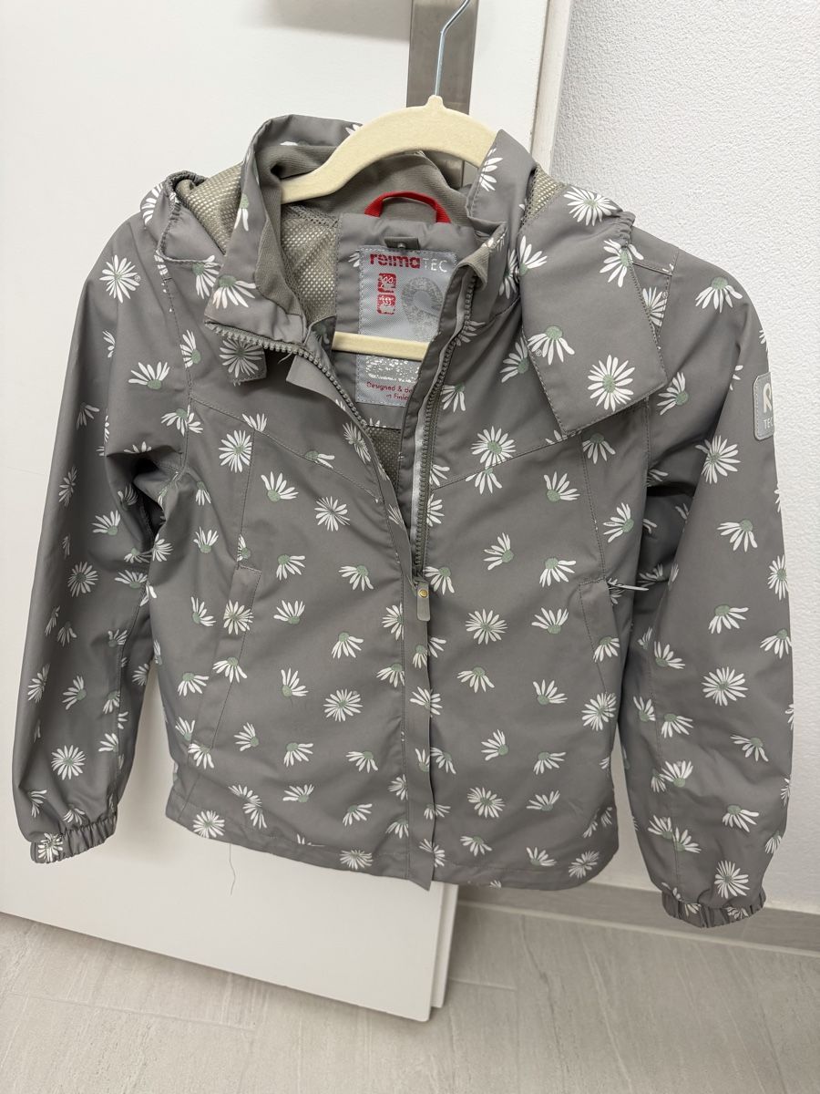 Reima Giacche & Cappotti: Reima Tec Regenjacke Gr. 134, Grau mit Blumenmuster – Usato da Zürich venduto da mirestar