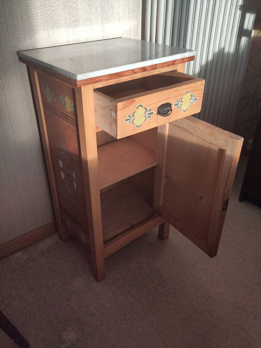 Comodini: Nachttischli / Tischchen, Holz bemalt, mit Marmorplatte – Usato da Derendingen venduto da Biberister 2