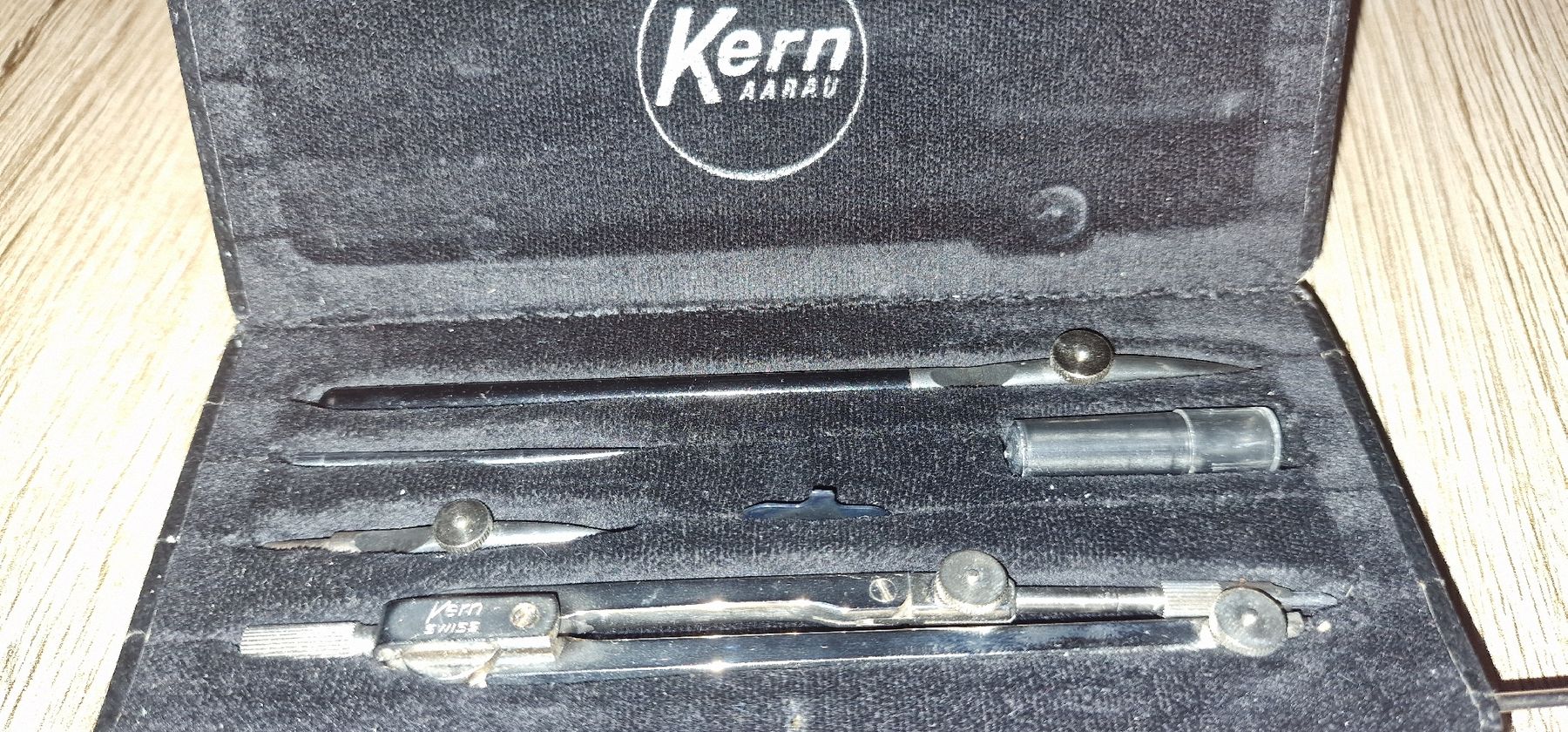 Compassi: Ensemble de compas 4 pcs "KERN SWISS" avec étui, années "50" – Usato da Genève venduto da Petit-Ange 4