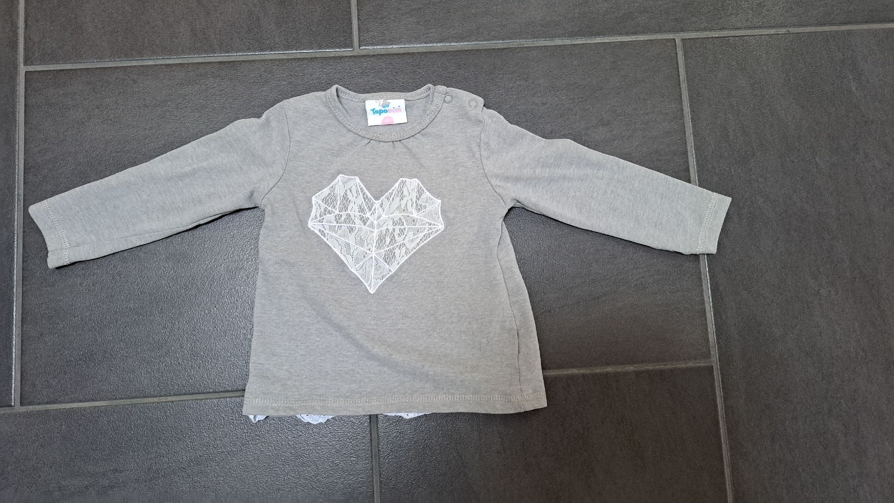 Pullover & Sweatshirts: Topomini Langarmshirt / Longsleeve Gr. 80, Herz, grau – Gebraucht aus Niedergampel von Picas2ndHand