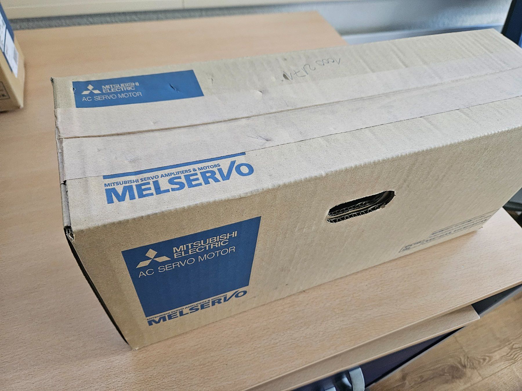 Mitsubishi  Motori: Mitsubishi Servomotor HG-SR1524B – Nuovo e nell'imballaggio originale da Bösingen venduto da TheRoundOne 1