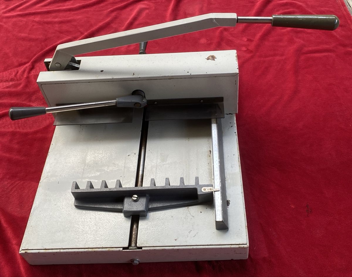 Alle Maschinen: Papierschneidemaschine – Gebraucht aus Untersiggenthal von Forel2000 1