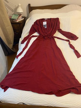 Robe bordeaux longue et élégante