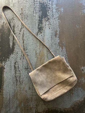 Liebeskind Aloe suede clutch/crossbody beige (Neu (gemss Beschreibung)) in  Chesalles-sur-Oron fr CHF 21  mit Lieferung auf Ricardo kaufen