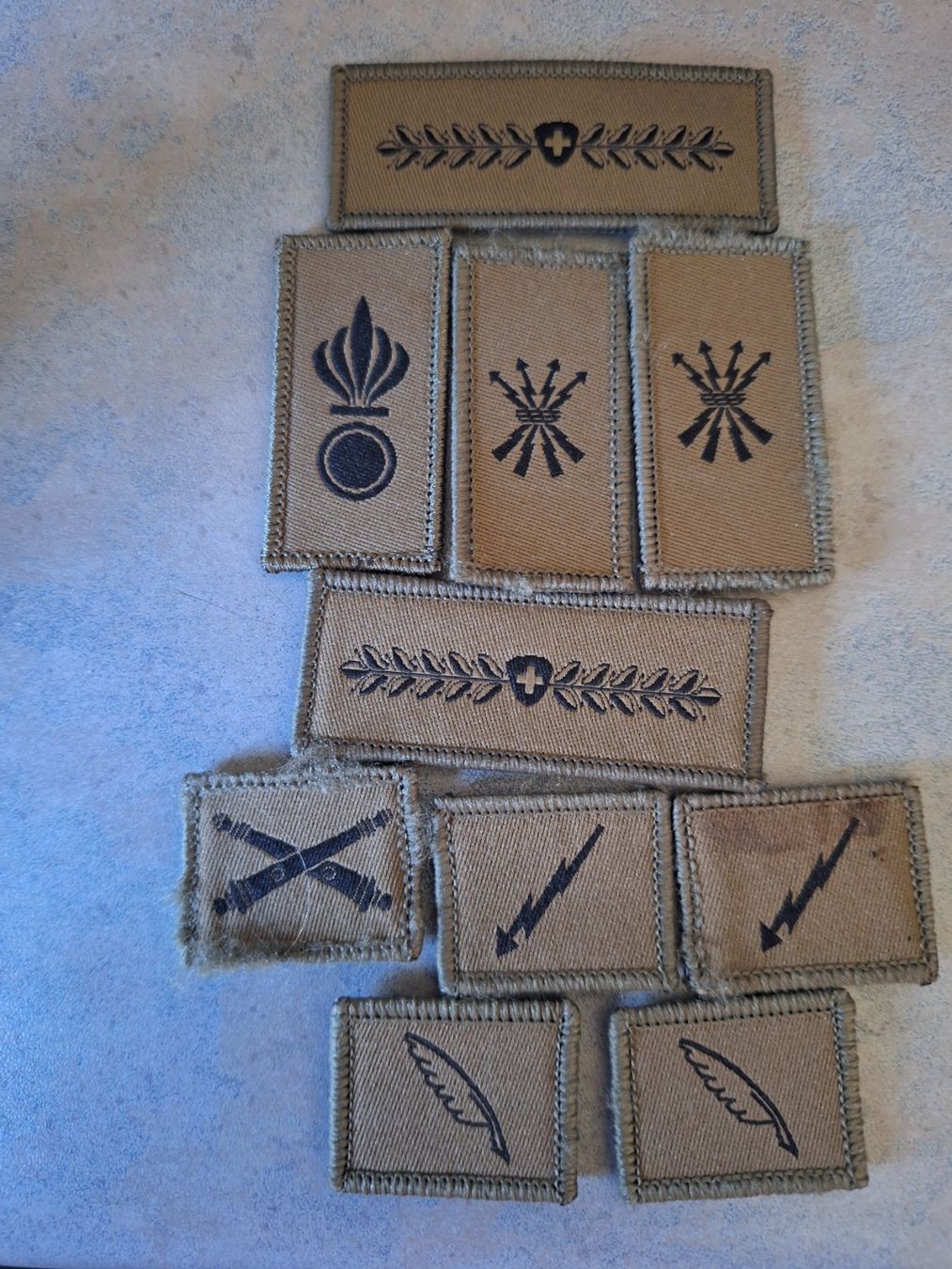 Schweizer Armee Plaketten & Abzeichen: Set d'insignes (10x) – Gebraucht aus Bière von Roudi52