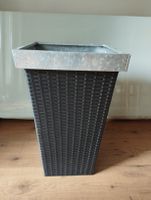 Pflanzgefäss Poly-Rattan mit Zinkrand quadratisch dunkel