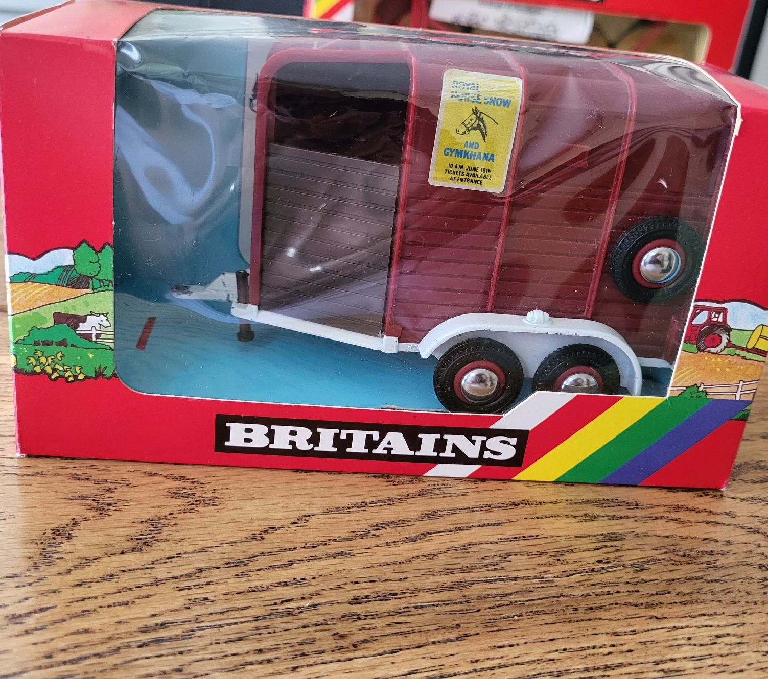 Britains Modellini d'auto: Britains Pferdeanhänger – Nuovo e nell'imballaggio originale da Kägiswil venduto da Megafi56
