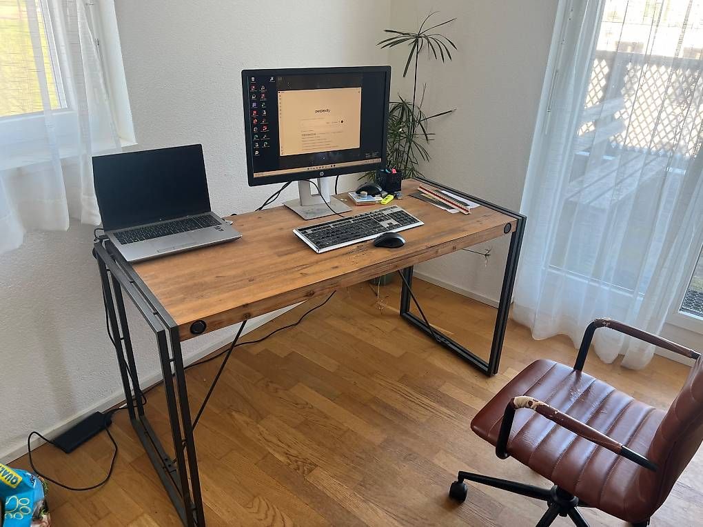 Scrivanie: Bürotisch – Usato da Niederwangen BE venduto da CHe_BE