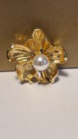Goldschmuck Brosche Blume mit Perle, perfekt 