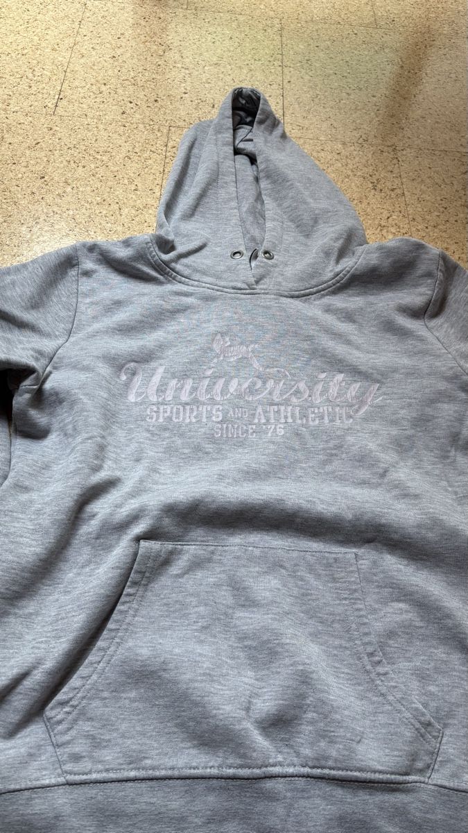Lotti di vestiti: Kleiderpaket: Zwei Sweatshirts/Pullover – Usato da Roggwil BE venduto da R.. 2