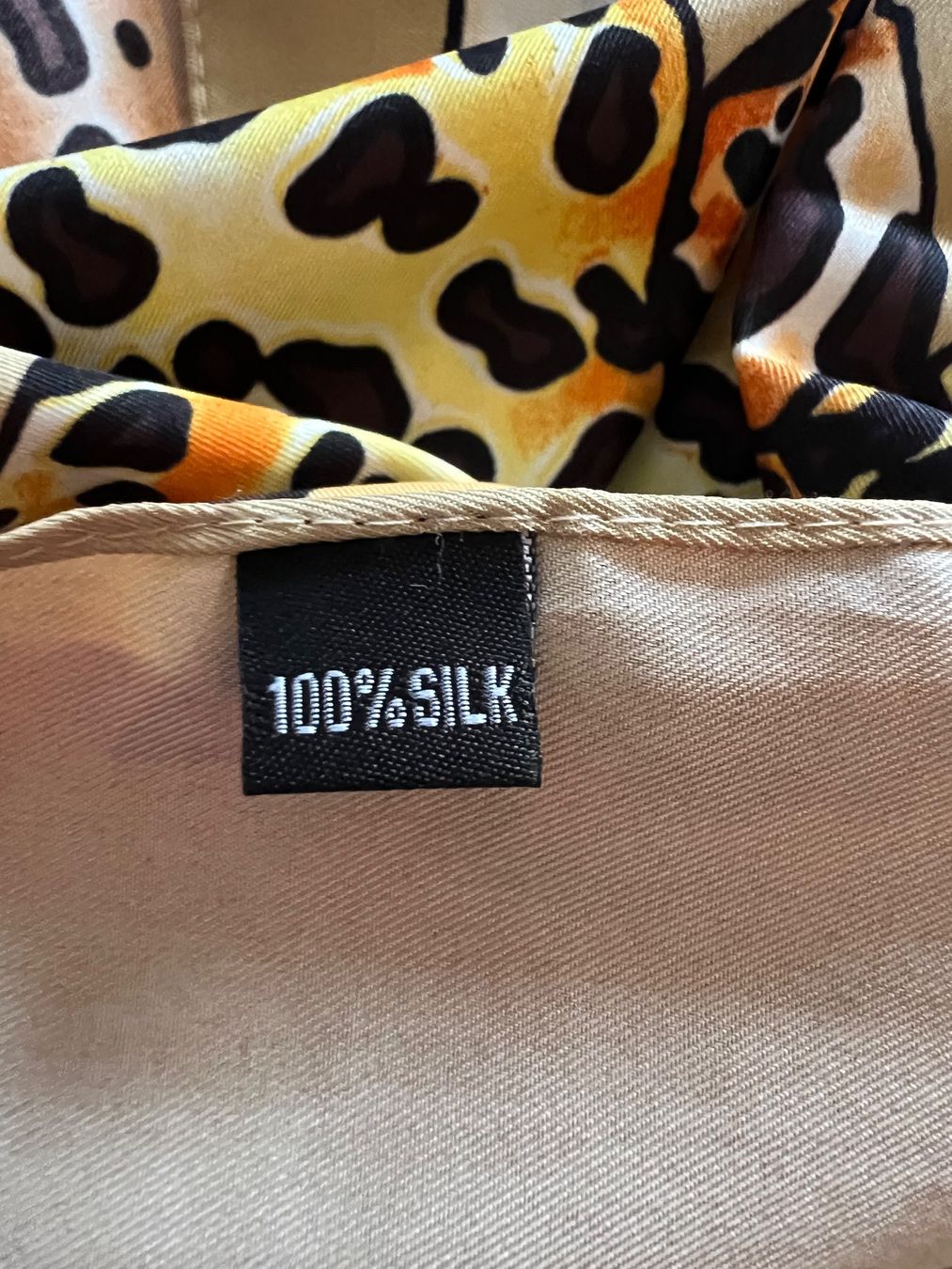 Foulard & Sciarpe: Edler Seidenschal mit Leopardenmuster, neu – Nuovo (secondo la descrizione) da Zürich venduto da Girasole232 4