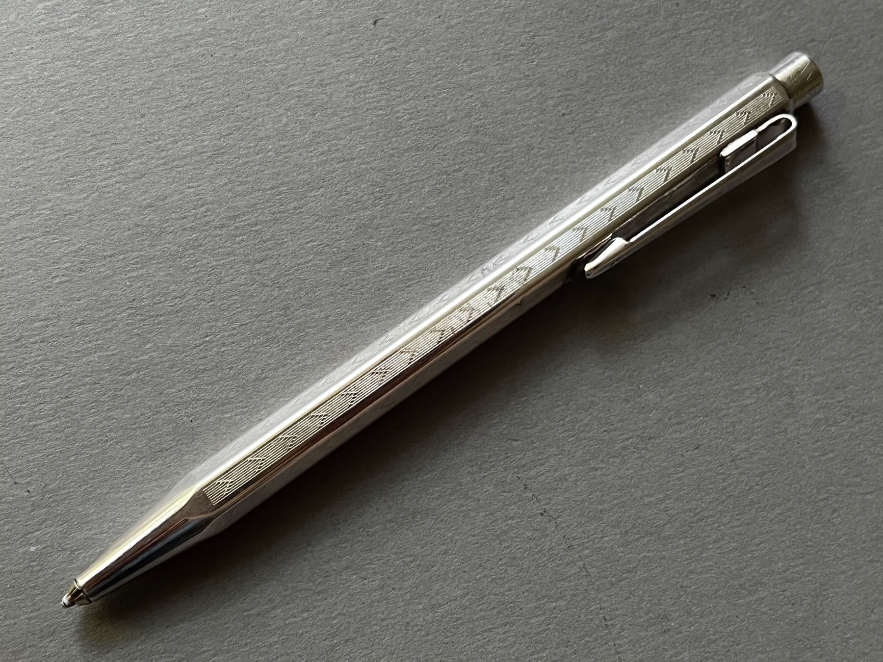 Caran D'Ache Stylos & Marker: Caran d’Ache Ecridor Schreiber Chevron versilbert cs – D'occasion à Zürich par FV.vintage 1