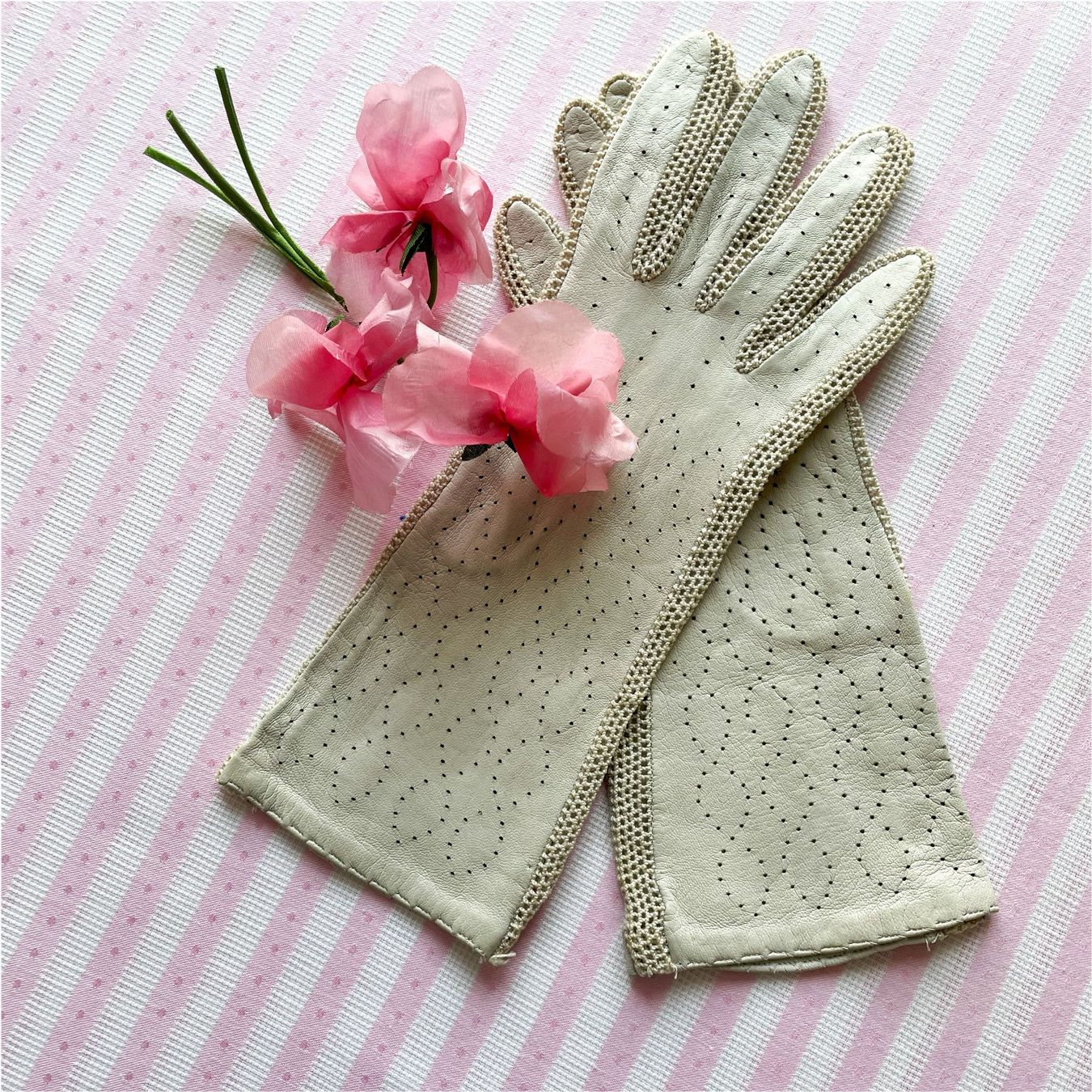 Guanti & manicotti: Handschuhe hellbeige Leder 7.5 mit Löchlimuster VINTAGE 60s – Usato da Brüttisellen venduto da Buxus 1