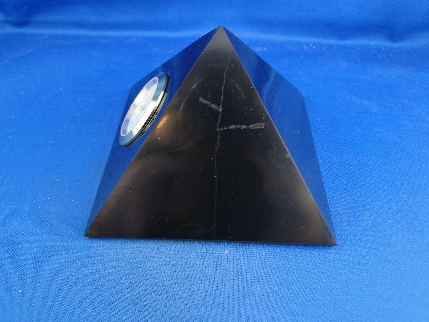Minerali & Pietre curative: Shungit-Pyramide mit Uhr – Usato da Schinznach Bad venduto da Demerald 2