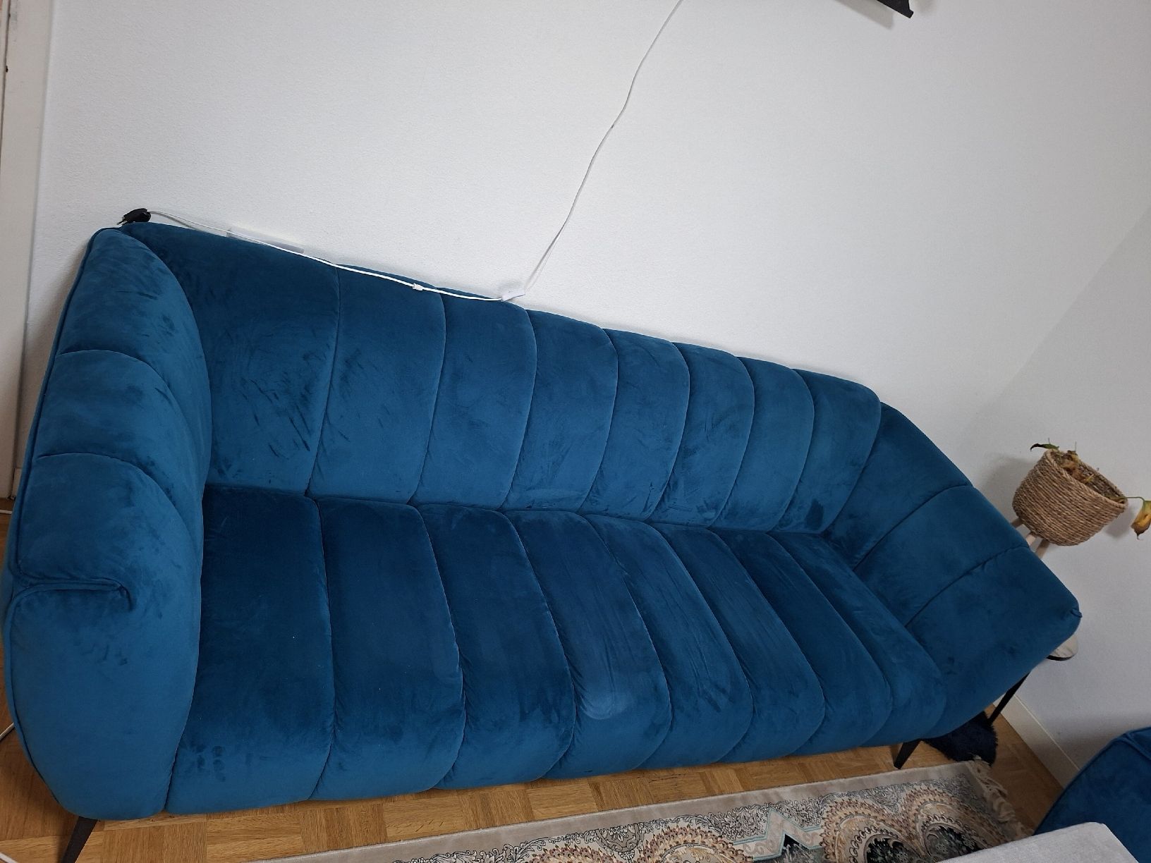 Conforama Divani: Schönes Sofa mit Hocker – Usato da Bern venduto da gho_7b72 1