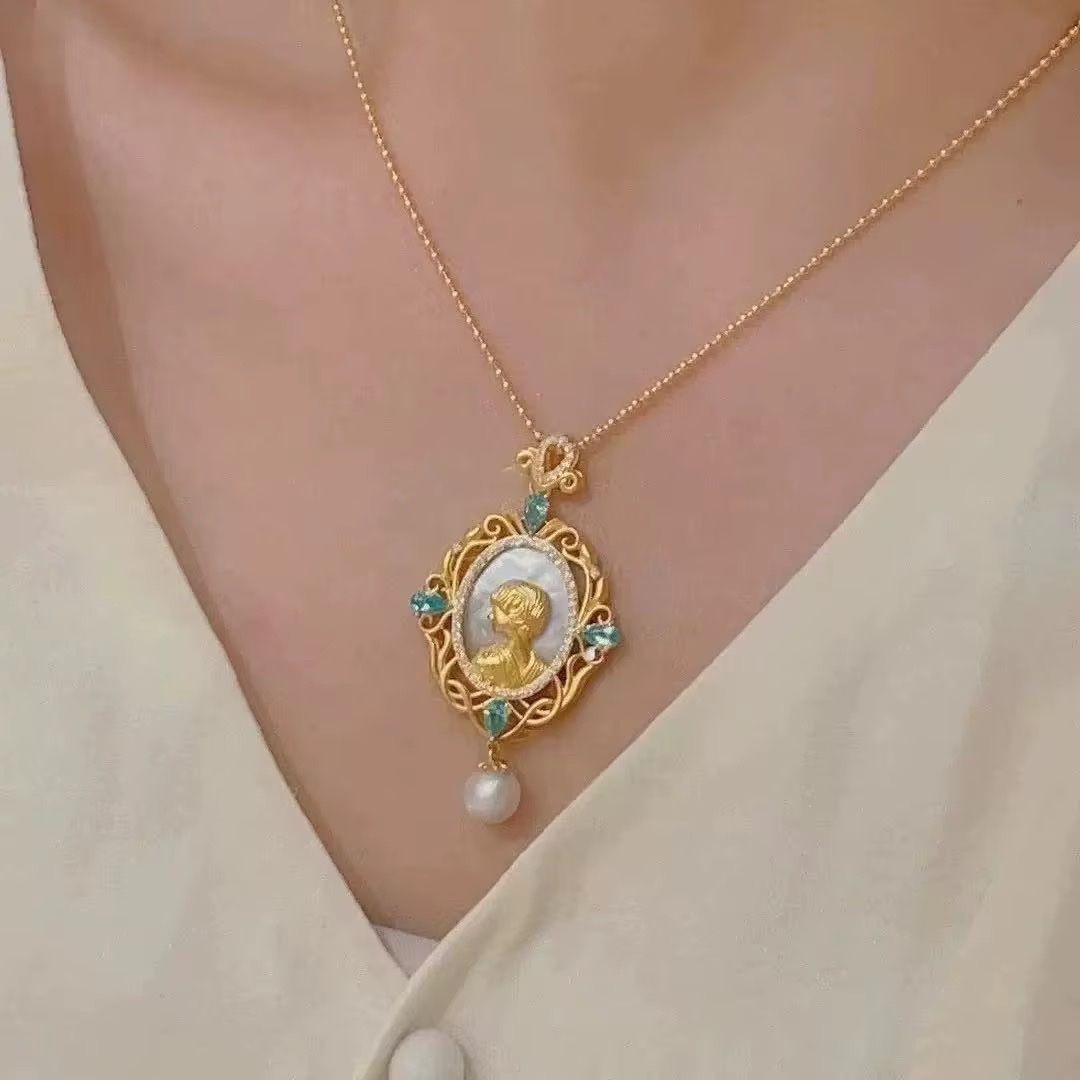 Altri gioielli: Ensemble bijoux camé nacré et perles – Nuovo e nell'imballaggio originale da St-Maurice venduto da Sandrinette123 3