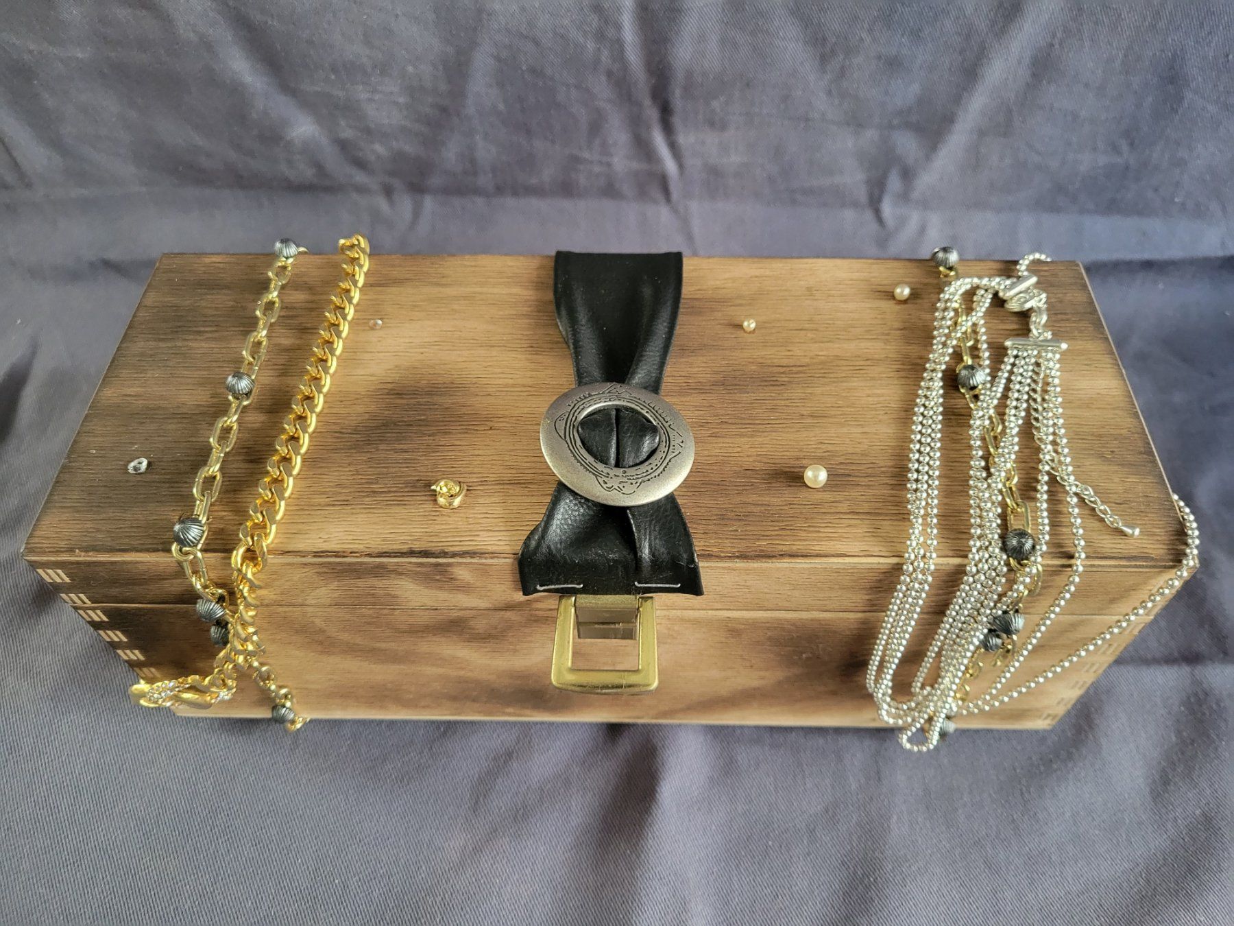 Cassapanche: Schatztruhe C mit 1,9 kg Schmuck, – Usato da Nidau venduto da Polebloe 1