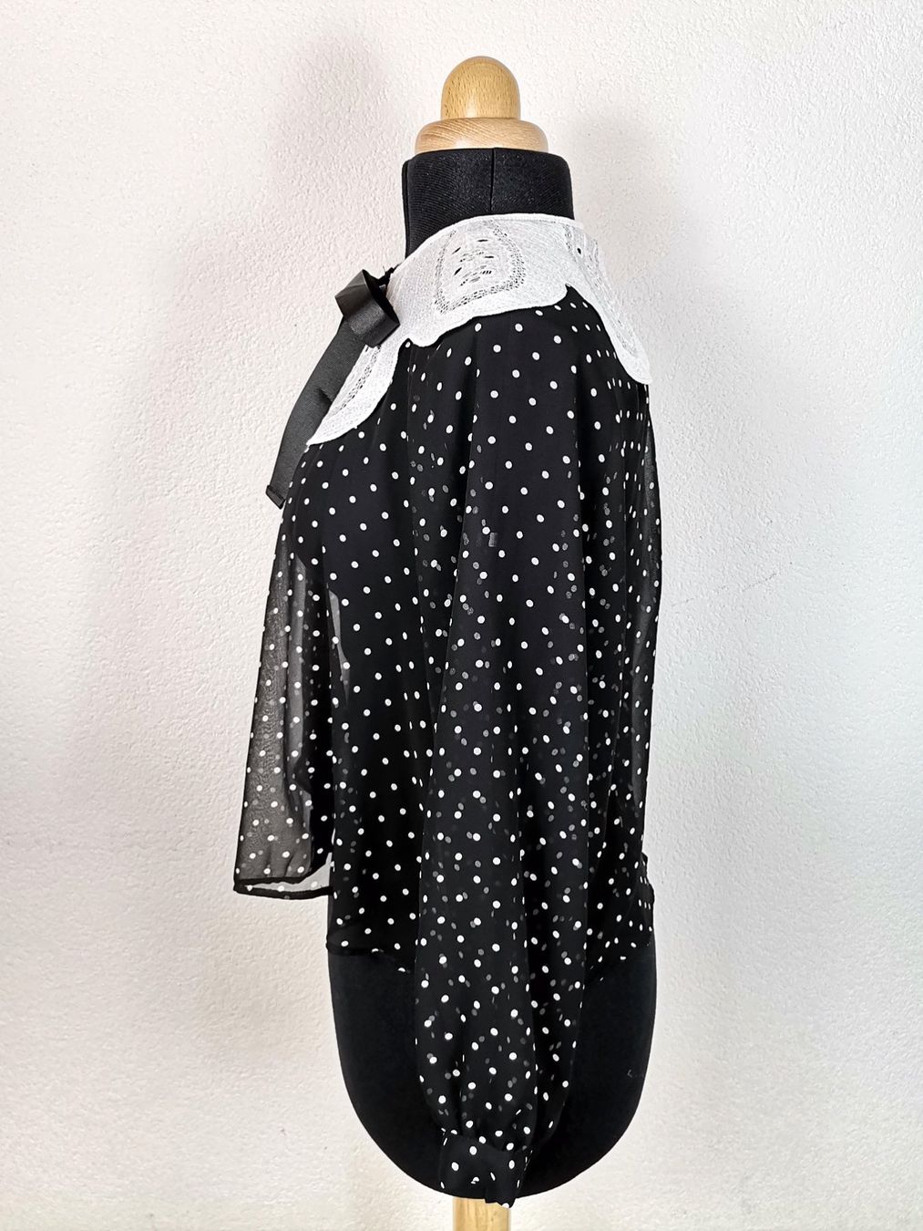 Zara Camicette: ZARA Polka Dot Sheer Bluse mit Spitzenkragen – Usato da Schaffhausen venduto da Restwert_SH 3