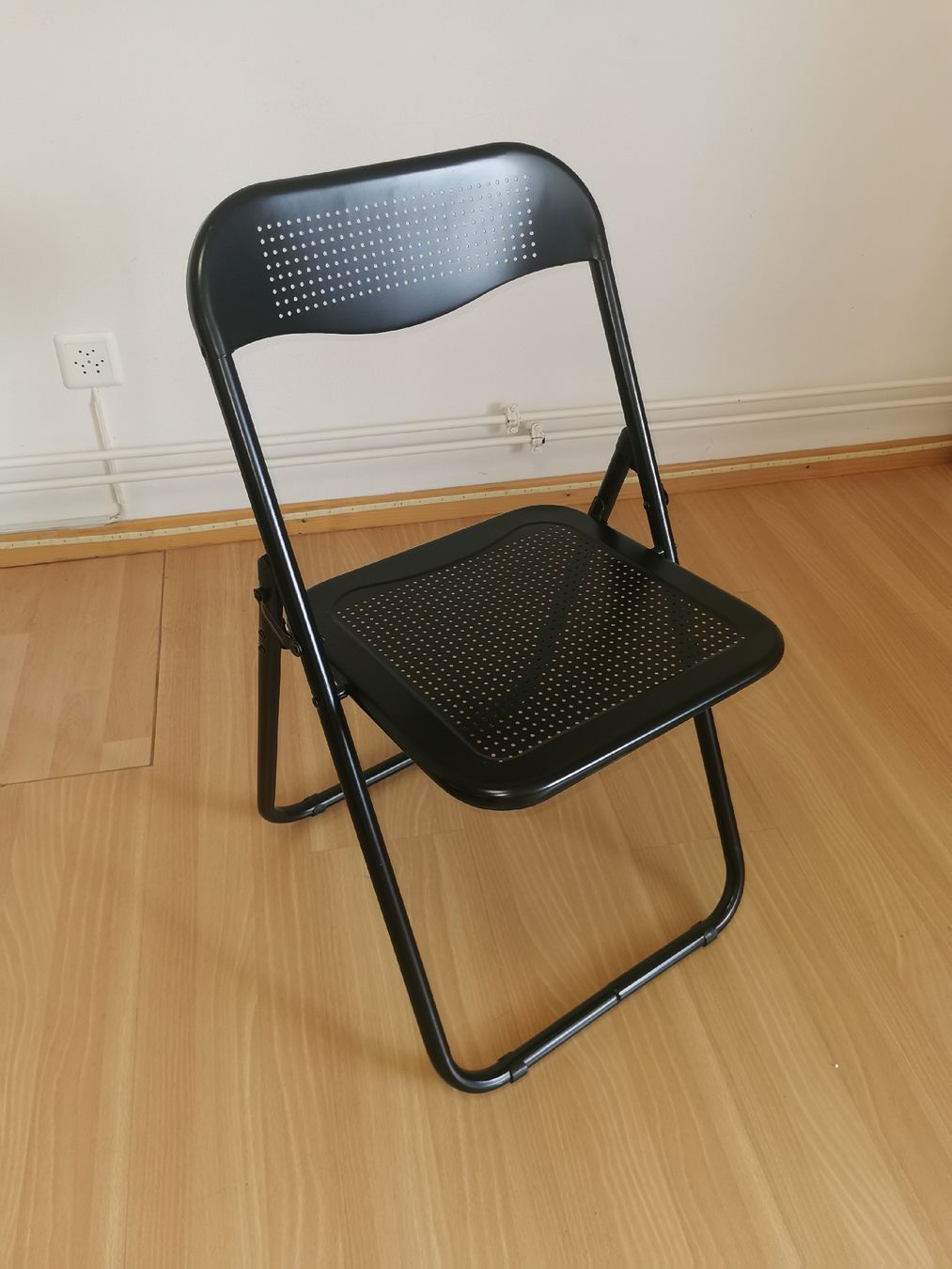 Chaises: Klapp Stühle 10 Stück sehr stabil – Neuf (Voir description) à Zell ZH par a.driscoll
