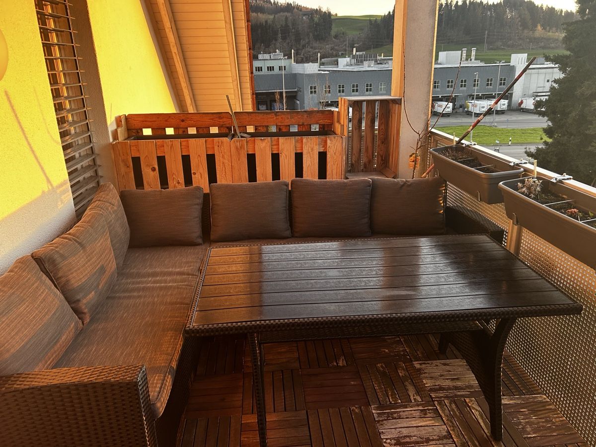 Divani: Tolle Rattan Lounge Set mit Tisch – Usato da Gossau SG venduto da deb_kp7p 6