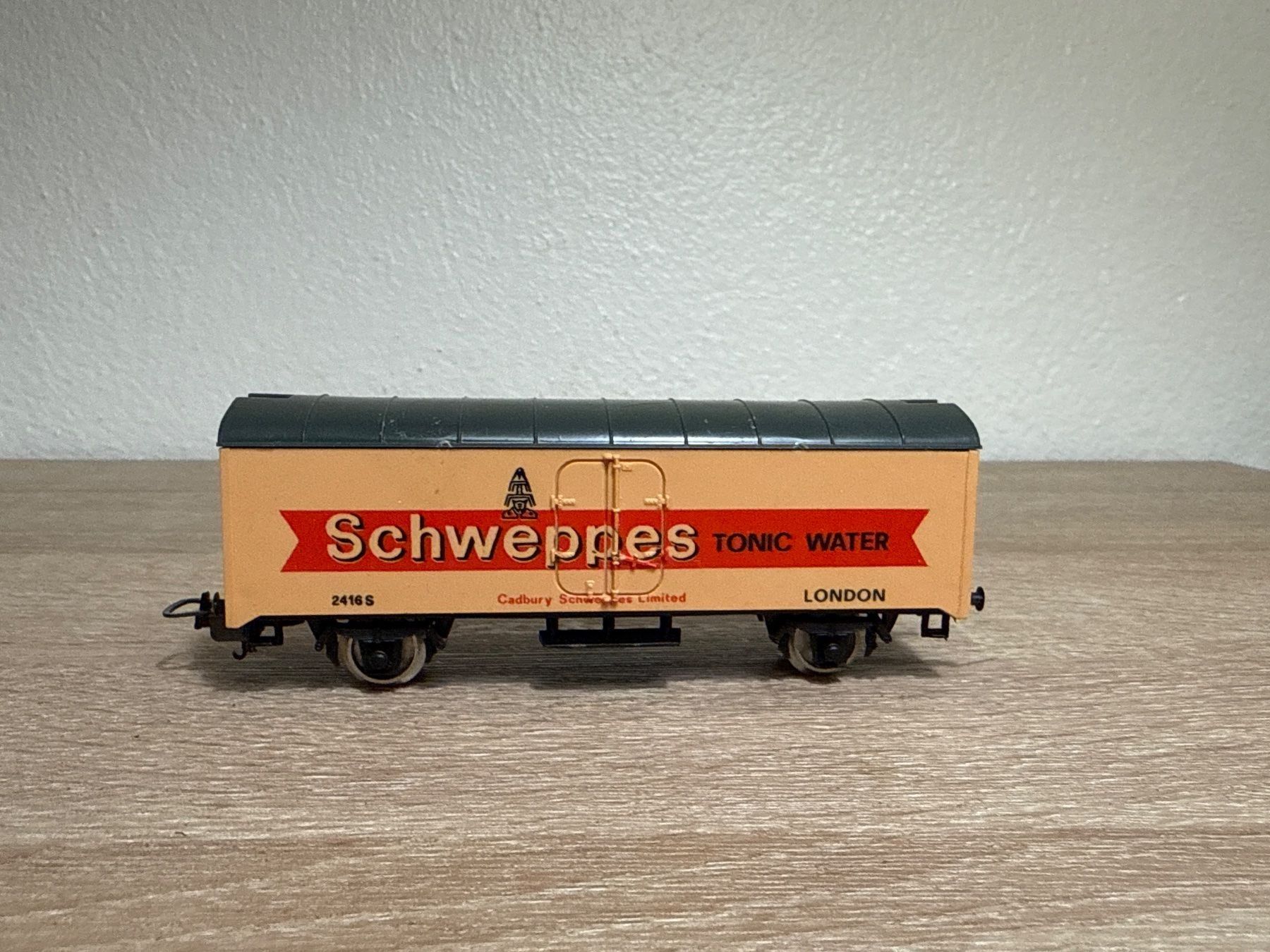Lima Modellini di ferrovie: Lima Güterwagen Schweppes H0 (57) – Usato da St-Aubin-Sauges venduto da Lo_Go 1