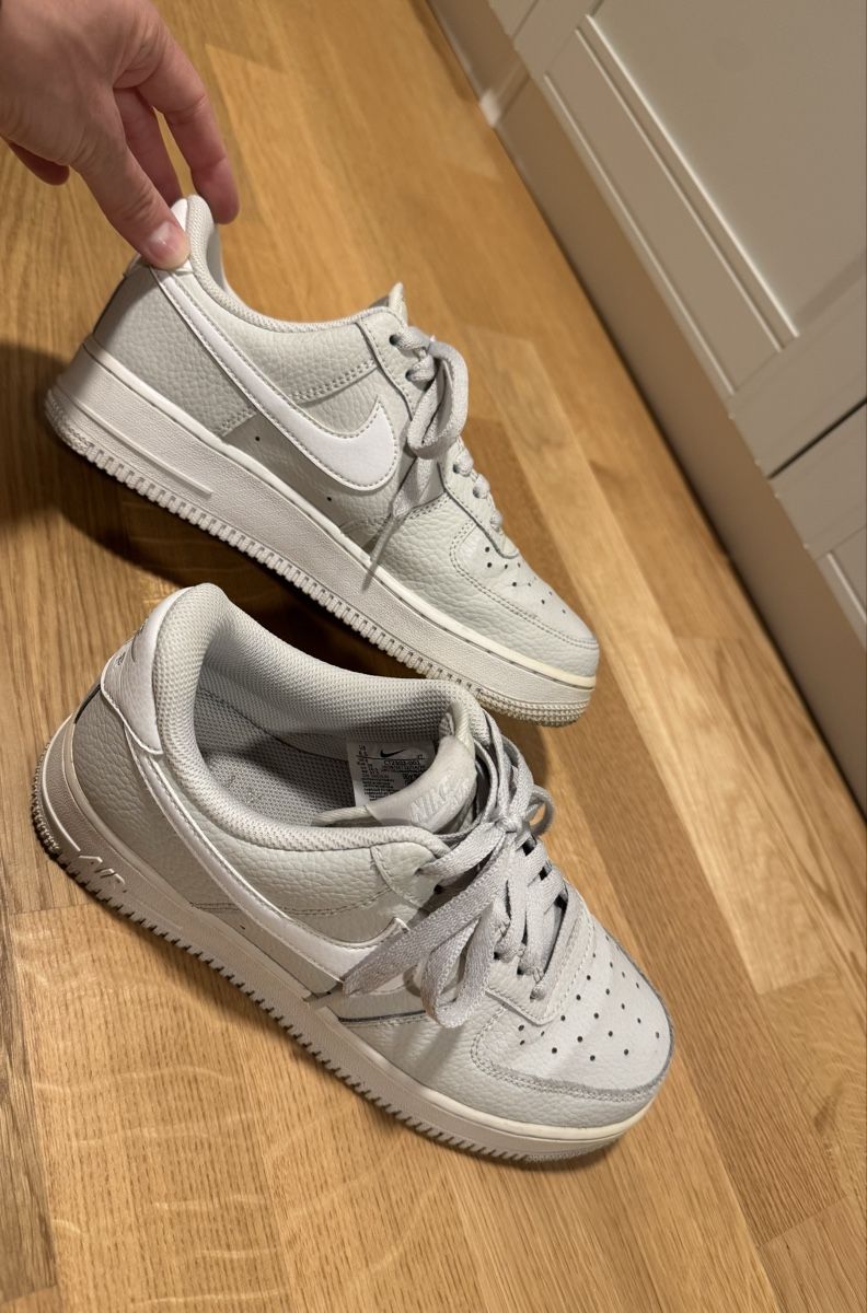 Nike Scarpe da uomo: Nike Air Force 1 ’07 Light Bone – Usato da Reinach BL venduto da Nushka89