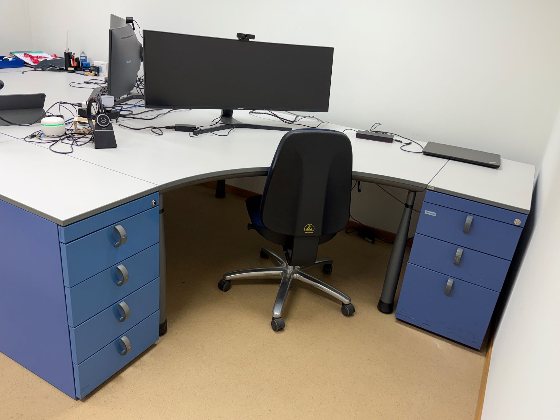 Scrivanie: Bürotisch-Set mit Rollcontainer – Usato da Zürich venduto da Esag_Altstetten 1