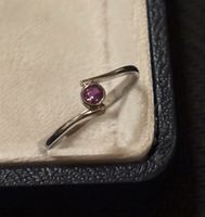 Ring aus 925er Silber mit violettem Stein. Neu! Grösse 57