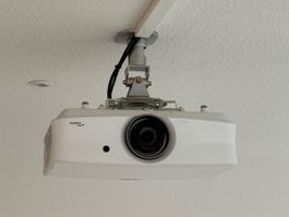 Optoma 4K UHD DLP Projektor mit Deckenhalterung gebraucht