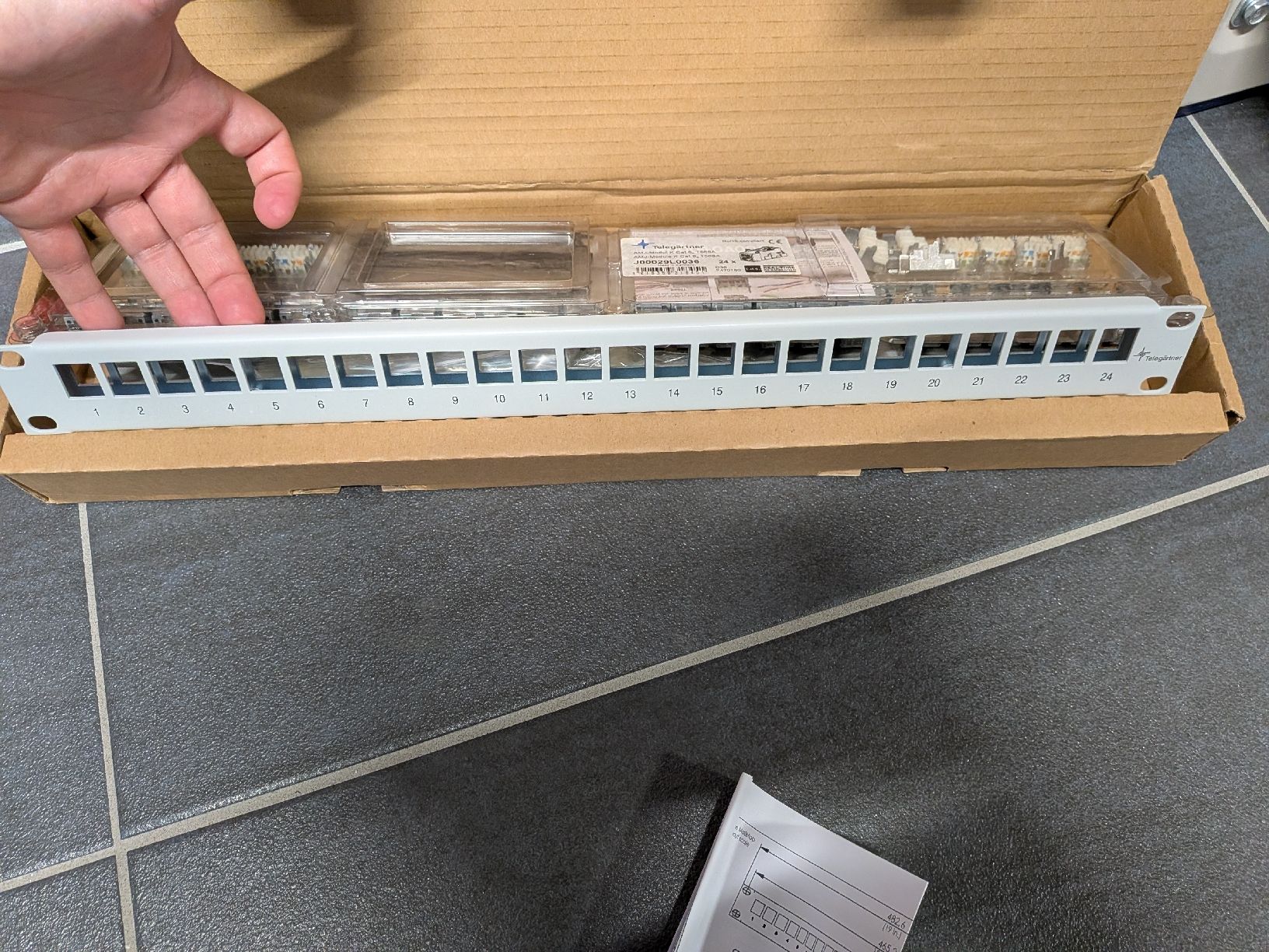 Racks & Cavalletti: Telegärtner AMJ 19" Patchpanel Modulträger inkl. Cat6 Kat6a – Nuovo (secondo la descrizione) da Hägendorf venduto da serverstore365 3